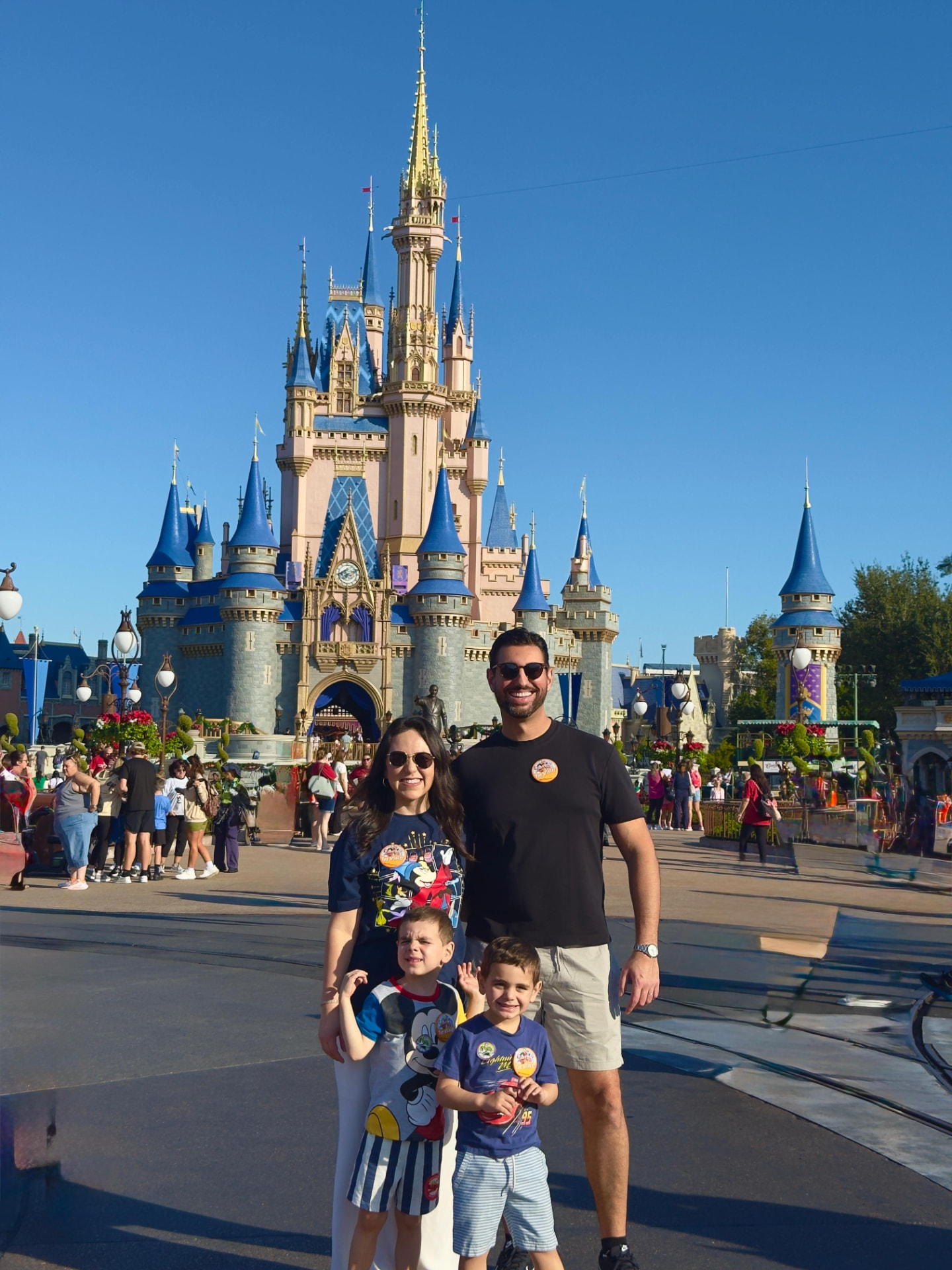 A família posando em frente ao castelo da Disney