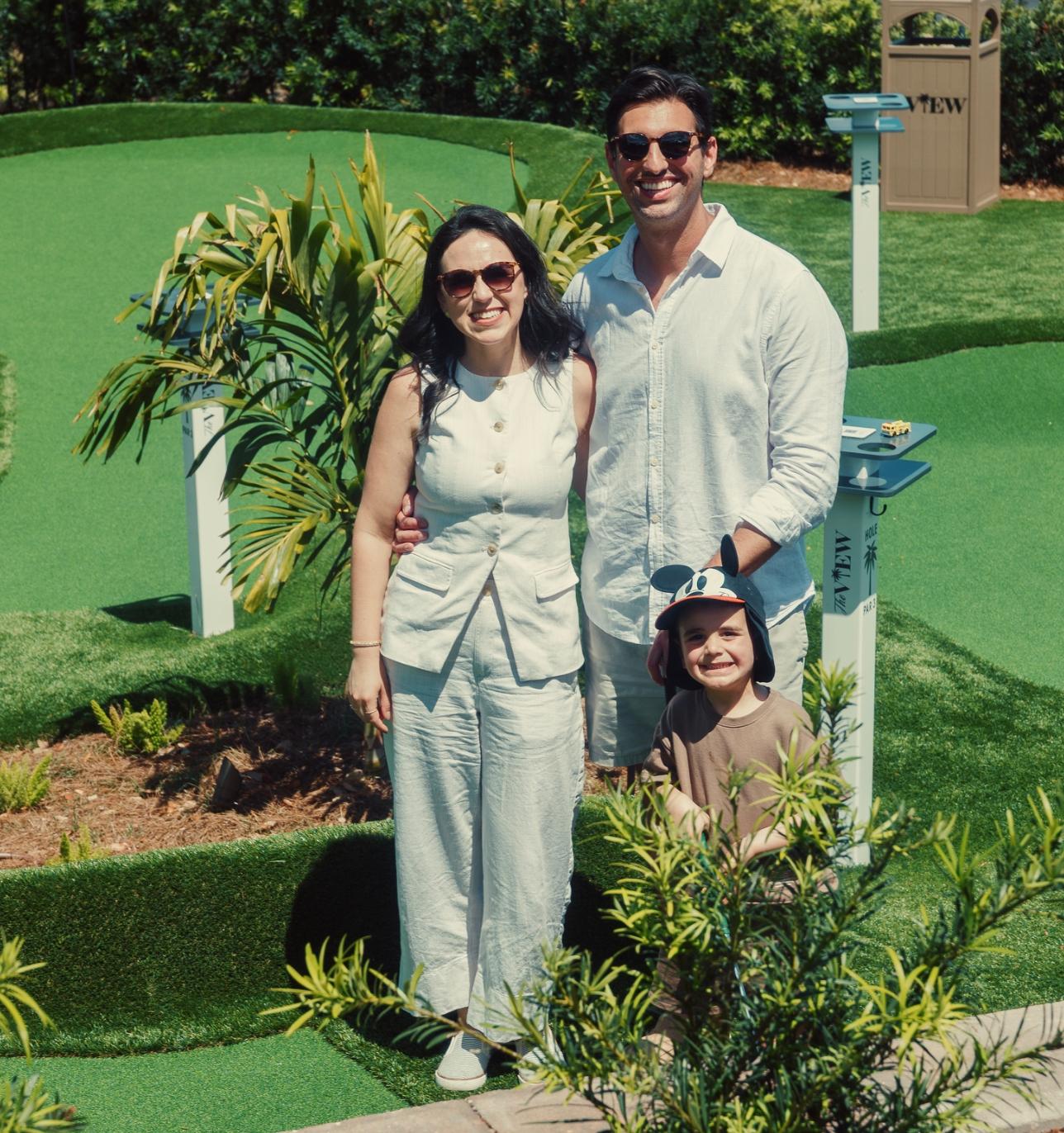 Rafael e a família em um campo de mini-golf