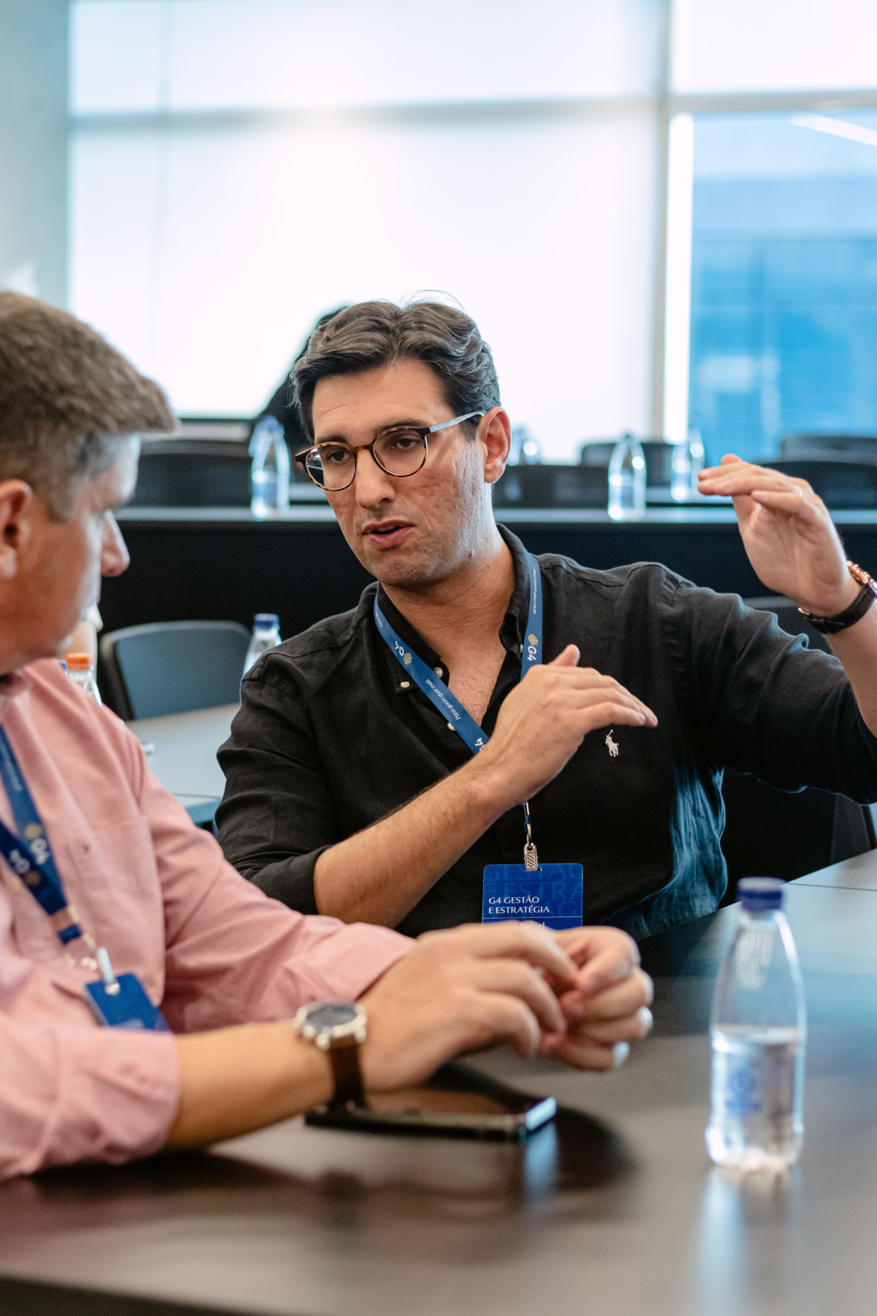 Encontro de empresários em sala de reunião
